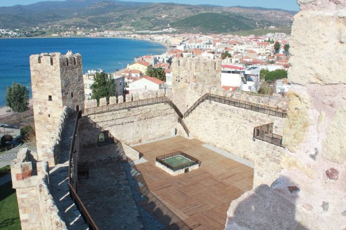 Çandarlı Kalesi