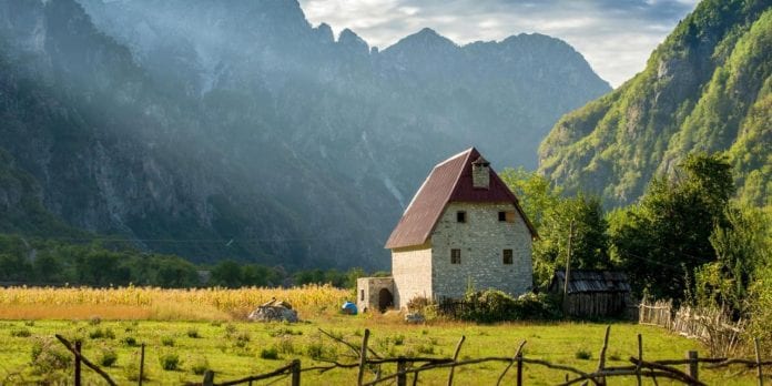 Pavlin Polia'nın misafir evi. Arnavutluk