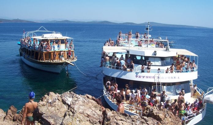 Tekne turuyla adaları keşfedin