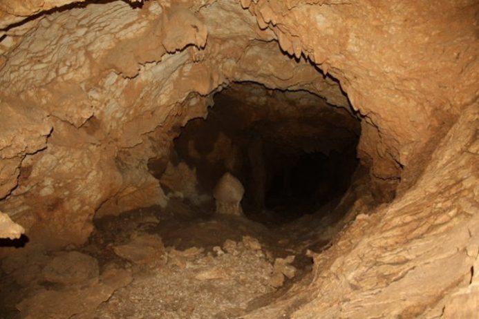 Molla Deliği Mağarası
