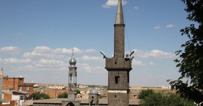 dört ayaklı minare