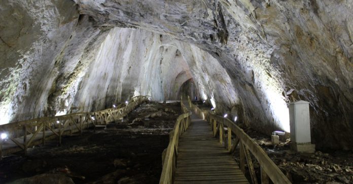 inaltı mağarası
