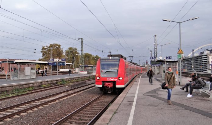 Köln Havalimanı S-Bahn Treni