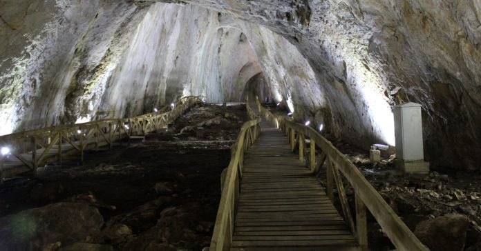 İnaltı Mağarası