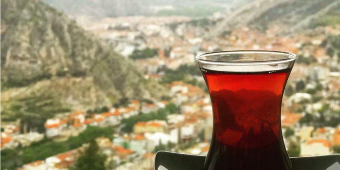 amasya şehir manzarası ve çay